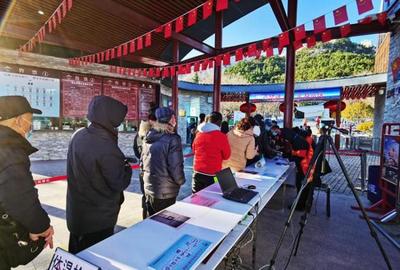 新年第一天登高祈福 嶗山迎來(lái)萬(wàn)名游客